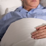 Lidé by neměli umírat osamělí v nemocnicích. Praha 10 podporuje péči v přirozeném prostředí