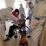 Senioři z Desítky pomohli při výcviku psů na vyhledávání COVID-19