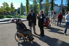 Praha 10 na odstraňování bariér a špatných cest bude spolupracovat s handicapovanými